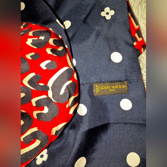 Louis Vuitton Blue & Red Animal Print Infinty Scarf (NWOT)(TAG ATTACHED)(2 WAY) - Picture 6 of 7